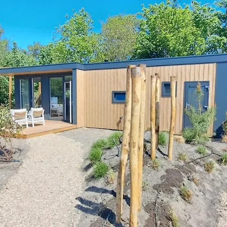 Beachvibe huisje met zandtuin vlakbij zee VP091-3
