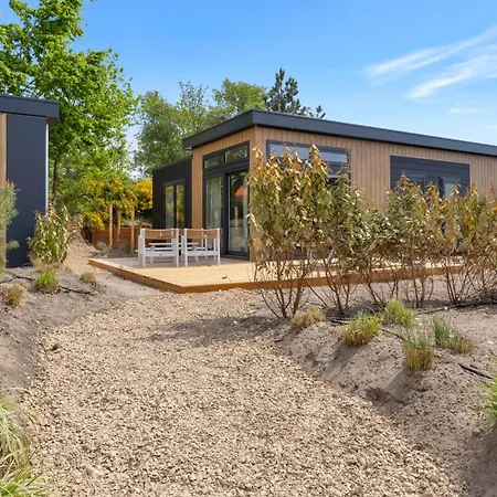 Beachvibe huisje met zandtuin vlakbij zee VP091-2